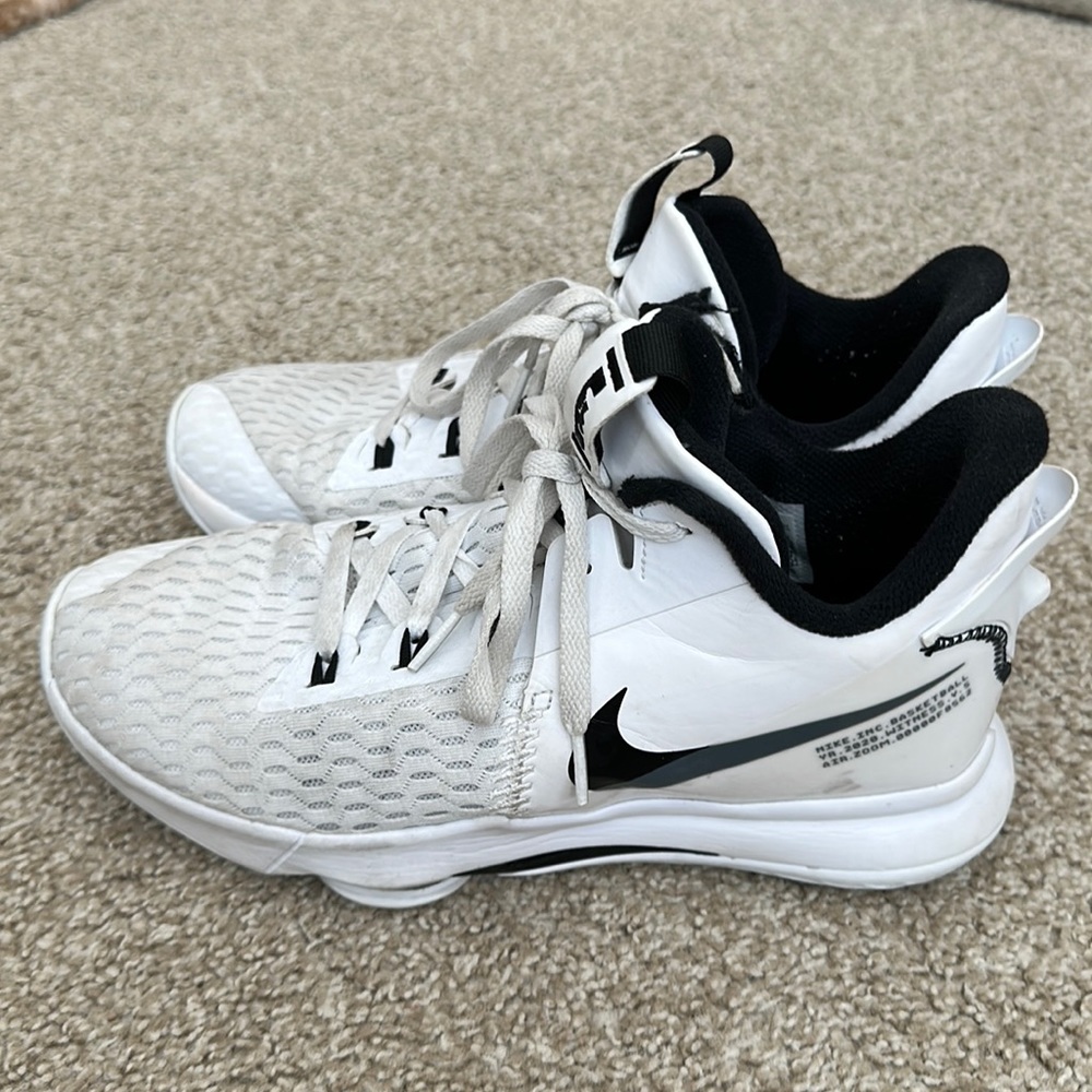 Nike LeBron Witness 5 Men’s Basketball Shoes 9.5
